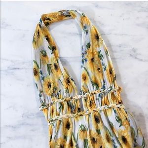 !!WOW!! Beautiful, Unique Floral plunge romper 💛